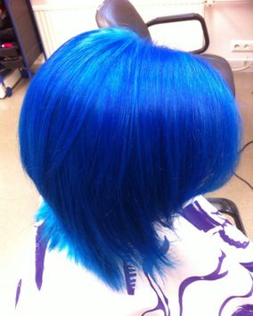 Sininen väri lyhyissä hiuksissa