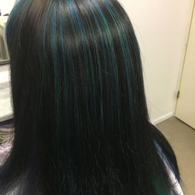Siniset raidat pitkissä hiuksissa