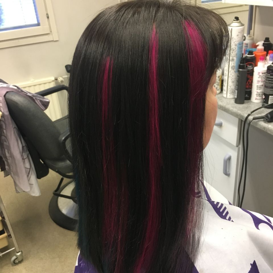 Pinkit raidat tummissa hiuksissa