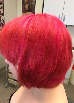 Shokkipunainen väri polkkamallisissa hiuksissa