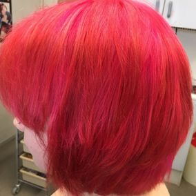 Shokkipunainen väri polkkamallisissa hiuksissa